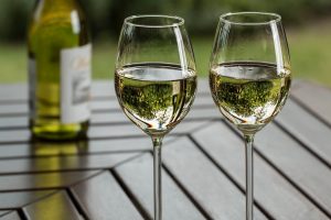 El proceso de la elaboración de vinos es todo un tema. Desde que se escoge el tipo de uvas y el lugar en donde se dan con las características necesarias para tener Denominación de Origen, hasta que llega la la botella. En este artículo te queremos cómo intervienen los intercambiadores en la industria vitivinícola. Un mundo apasionante de verdad. Los intercambiadores de calor en la industria vitivinícola En el orden de la aplicación frío-calor o calor-frío para la estabilización físico-química y biológica del vino, interviene el criterio de cada bodega. Esto depende también del tipo de vino que se va a producir. Pareciera más lógico el orden frío-calor. Pero vamos a verlo. Maceración prefermentativa Lo que primero se obtiene al prensar la uva, es el mosto. En la vendimia que es cuando se recoge la uva y se le quitan los tallos que se llama proceso de despalillar, la uva estrujada se enfría hasta temperaturas de 5/8ºC. Después de esto entra a los depósitos de maceración, donde permanece entre 12/24 horas. Se emplean intercambiadores de tubo y envolvente por la carga de sólidos que lleva el mosto, evitando así atascos. ﻿ Termovinificación La temperatura es muy importante en la extracción de la materia colorante. Mediante la termovinificación, se realiza una maceración en caliente de la uva tinta antes de la fermentación. La vendimia, después del estrujado, se conduce a un intercambiador tubular con agua caliente o vapor. Y la masa sale a unos 45-50ºC. Después debe rebajarse la temperatura hasta la óptima para la fermentación. Fermentación alcohólica La fermentación alcohólica es la transformación del azúcar en alcohol y CO2 con desprendimiento de calor. Para controlar la temperatura de fermentación se emplean camisas de refrigeración envolventes a los depósitos o intercambiadores exteriores. Temperatura de fermentación Para que la fermentación transcurra correctamente y se obtengan vinos de calidad la temperatura debe mantenerse, según el tipo de vino, como se indica en la tabla: Vinificación en tinto 22-28 ºC Vinificación en blanco 12-18 ºC Con temperaturas durante el periodo fermentativo superiores a 32ºC en tinto y a 26ºC en blanco se corren los siguientes riesgos: a) Inactivación de las levaduras responsables de la fermentación b) Pérdida de alcohol por evaporación en los depósitos de fermentación c) Iniciación de otras fermentaciones indeseables, como la láctica y la butírica Evolución de la fermentación en el tiempo El desprendimiento de calor durante la fermentación crece lentamente al principio, acelerándose hasta el máximo a mitad de la fermentación, y cayendo hacia el final. Efectos de la velocidad de refrigeración El resultado de la estabilización no sólo depende de la temperatura de refrigeración, sino también su velocidad de aplicación. Si es lenta se forman cristales gruesos, y la precipitación es lenta e incompleta. Esto se consigue recirculando del depósito al intercambiador con bajada gradual hasta la temperatura de tratamiento. Lo cual poco habitual. Si la refrigeración es rápida se forman cristales finos, y la precipitación es rápida y completa. Esto se realiza removiendo de un depósito al otro. Aquí atraviesa un intercambiador intermedio donde la bajada hasta la temperatura de tratamiento se realiza instantáneamente Como conclusión, resulta evidente que interesa una aplicación rápida del frío, con especial cuidado en que no sea tan rápida que los cristales sean tan finos que los filtros sean incapaces de retener las sales. Esta filtración debe ser además en frío, para que no se redisuelvan los cristales formados. Tiempo de estabilización Para una correcta estabilización, depende de la temperatura aplicada y varía según zonas productoras. A mayor tiempo de permanencia, mayor temperatura de estabilización. Los intercambiadores en la industria vitivinícola para llevar de frío a calor Una pasteurización seguida del tratamiento por frío y una filtración final es el mejor sistema para alcanzar la máxima estabilidad. Se aprecia bien en vinos blancos, más críticos en este sentido debido a su temperatura de consumo. La combinación de calor y frío tiene ventajas sobre la coagulación y floculación de los prótidos termolábiles. Se realiza calentando el vino a 75ºC durante 15 minutos o a 60ºC durante 30 minutos, y aplicando frío posteriormente. Esta es otra de las aplicaciones que tienen los intercambiadores de calor. Esperamos que te haya gustado nuestro artículo y que nos comentes al respecto.
