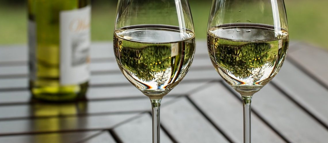 El proceso de la elaboración de vinos es todo un tema. Desde que se escoge el tipo de uvas y el lugar en donde se dan con las características necesarias para tener Denominación de Origen, hasta que llega la la botella. En este artículo te queremos cómo intervienen los intercambiadores en la industria vitivinícola. Un mundo apasionante de verdad. Los intercambiadores de calor en la industria vitivinícola En el orden de la aplicación frío-calor o calor-frío para la estabilización físico-química y biológica del vino, interviene el criterio de cada bodega. Esto depende también del tipo de vino que se va a producir. Pareciera más lógico el orden frío-calor. Pero vamos a verlo. Maceración prefermentativa Lo que primero se obtiene al prensar la uva, es el mosto. En la vendimia que es cuando se recoge la uva y se le quitan los tallos que se llama proceso de despalillar, la uva estrujada se enfría hasta temperaturas de 5/8ºC. Después de esto entra a los depósitos de maceración, donde permanece entre 12/24 horas. Se emplean intercambiadores de tubo y envolvente por la carga de sólidos que lleva el mosto, evitando así atascos. ﻿ Termovinificación La temperatura es muy importante en la extracción de la materia colorante. Mediante la termovinificación, se realiza una maceración en caliente de la uva tinta antes de la fermentación. La vendimia, después del estrujado, se conduce a un intercambiador tubular con agua caliente o vapor. Y la masa sale a unos 45-50ºC. Después debe rebajarse la temperatura hasta la óptima para la fermentación. Fermentación alcohólica La fermentación alcohólica es la transformación del azúcar en alcohol y CO2 con desprendimiento de calor. Para controlar la temperatura de fermentación se emplean camisas de refrigeración envolventes a los depósitos o intercambiadores exteriores. Temperatura de fermentación Para que la fermentación transcurra correctamente y se obtengan vinos de calidad la temperatura debe mantenerse, según el tipo de vino, como se indica en la tabla: Vinificación en tinto 22-28 ºC Vinificación en blanco 12-18 ºC Con temperaturas durante el periodo fermentativo superiores a 32ºC en tinto y a 26ºC en blanco se corren los siguientes riesgos: a) Inactivación de las levaduras responsables de la fermentación b) Pérdida de alcohol por evaporación en los depósitos de fermentación c) Iniciación de otras fermentaciones indeseables, como la láctica y la butírica Evolución de la fermentación en el tiempo El desprendimiento de calor durante la fermentación crece lentamente al principio, acelerándose hasta el máximo a mitad de la fermentación, y cayendo hacia el final. Efectos de la velocidad de refrigeración El resultado de la estabilización no sólo depende de la temperatura de refrigeración, sino también su velocidad de aplicación. Si es lenta se forman cristales gruesos, y la precipitación es lenta e incompleta. Esto se consigue recirculando del depósito al intercambiador con bajada gradual hasta la temperatura de tratamiento. Lo cual poco habitual. Si la refrigeración es rápida se forman cristales finos, y la precipitación es rápida y completa. Esto se realiza removiendo de un depósito al otro. Aquí atraviesa un intercambiador intermedio donde la bajada hasta la temperatura de tratamiento se realiza instantáneamente Como conclusión, resulta evidente que interesa una aplicación rápida del frío, con especial cuidado en que no sea tan rápida que los cristales sean tan finos que los filtros sean incapaces de retener las sales. Esta filtración debe ser además en frío, para que no se redisuelvan los cristales formados. Tiempo de estabilización Para una correcta estabilización, depende de la temperatura aplicada y varía según zonas productoras. A mayor tiempo de permanencia, mayor temperatura de estabilización. Los intercambiadores en la industria vitivinícola para llevar de frío a calor Una pasteurización seguida del tratamiento por frío y una filtración final es el mejor sistema para alcanzar la máxima estabilidad. Se aprecia bien en vinos blancos, más críticos en este sentido debido a su temperatura de consumo. La combinación de calor y frío tiene ventajas sobre la coagulación y floculación de los prótidos termolábiles. Se realiza calentando el vino a 75ºC durante 15 minutos o a 60ºC durante 30 minutos, y aplicando frío posteriormente. Esta es otra de las aplicaciones que tienen los intercambiadores de calor. Esperamos que te haya gustado nuestro artículo y que nos comentes al respecto.
